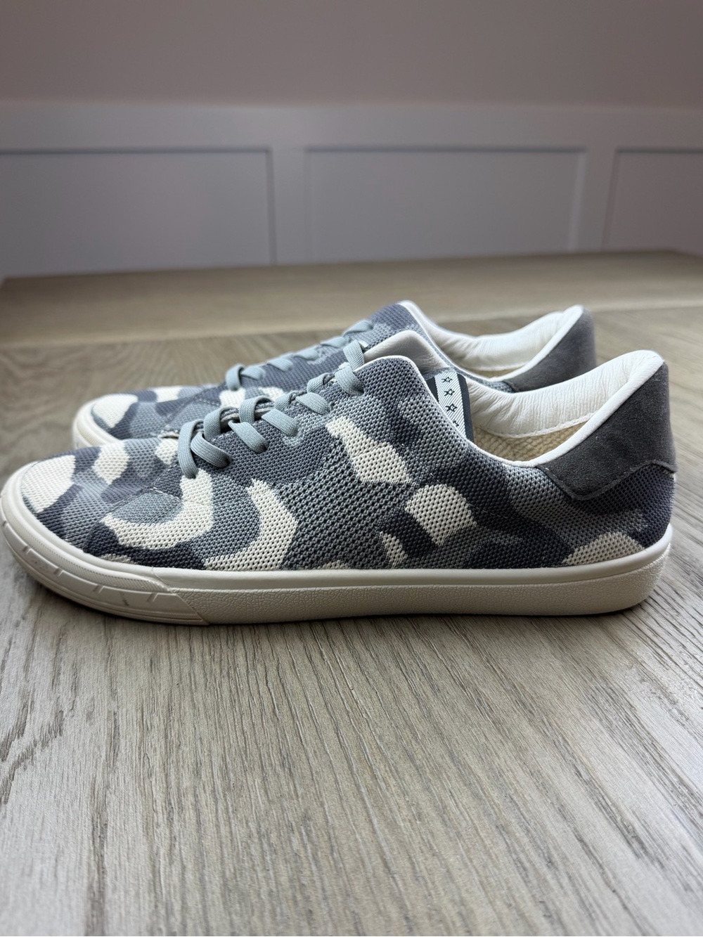 Vintage Havana Fly Multi Camo sneakers. Women’s 9.5